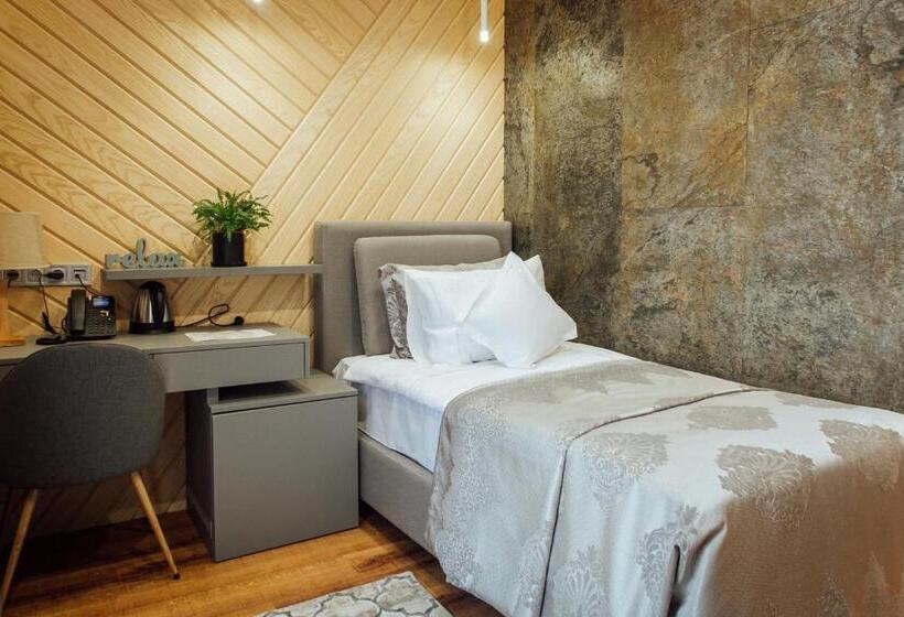 اتاق استاندارد یک تخته با بالکن, Alice Place