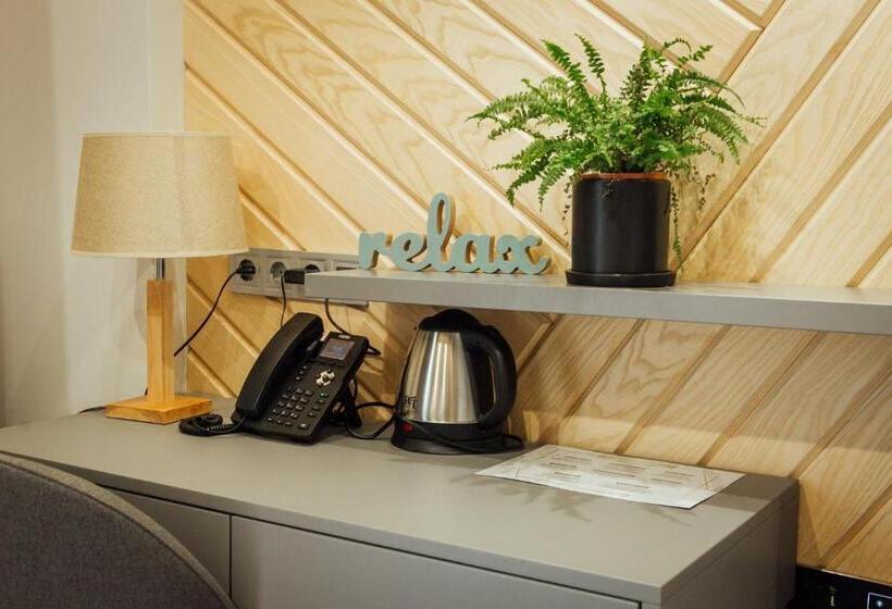 اتاق استاندارد یک تخته با بالکن, Alice Place