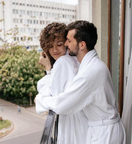 سوییت جونیور, Alice Place