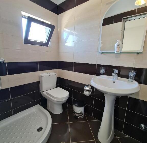 חדר קומפורט לשלושה, Ardiani