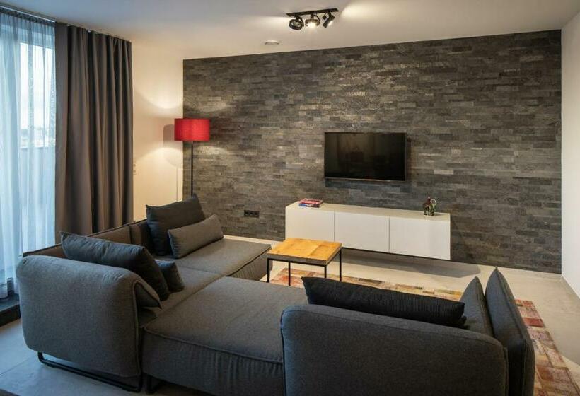 סוויטה דלוקס, Home & Work