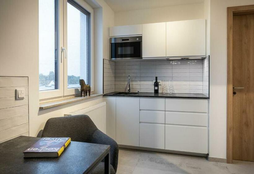 סוויטת ג'וניור, Home & Work