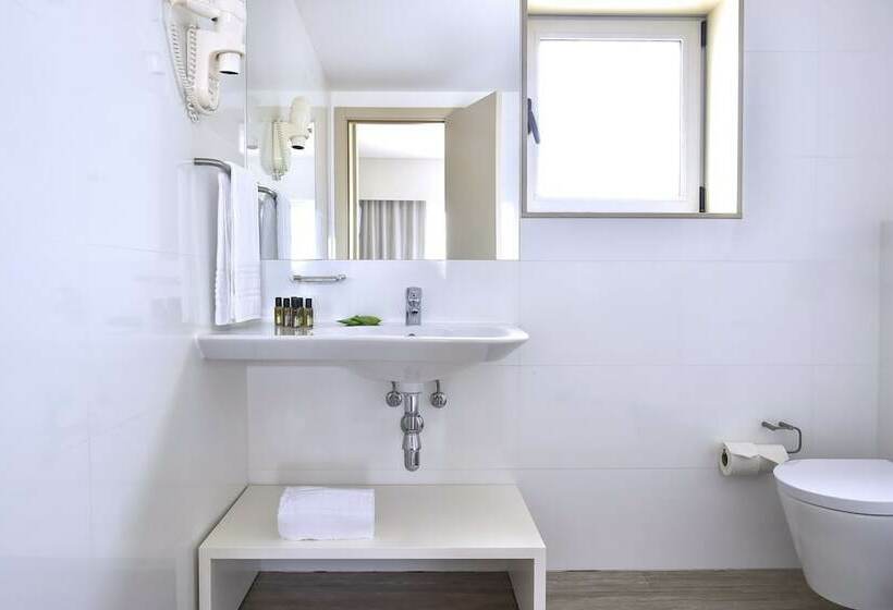 דירת חדר פרמיום, Aqualuz Lagos by The Editory