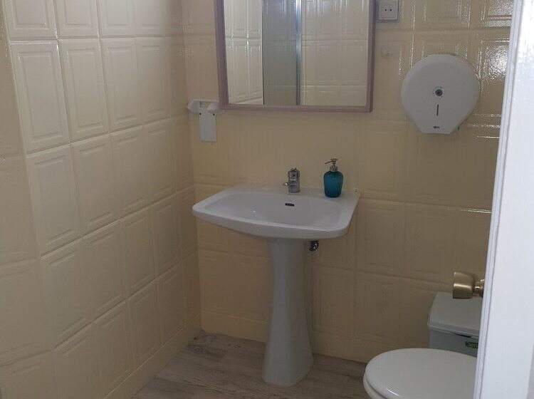 バスルーム共有のシングルスタンダード, Málaga Inn