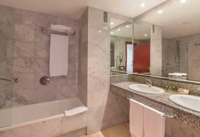 اتاق استاندارد با چشم‌انداز استخر, Cleopatra Palace