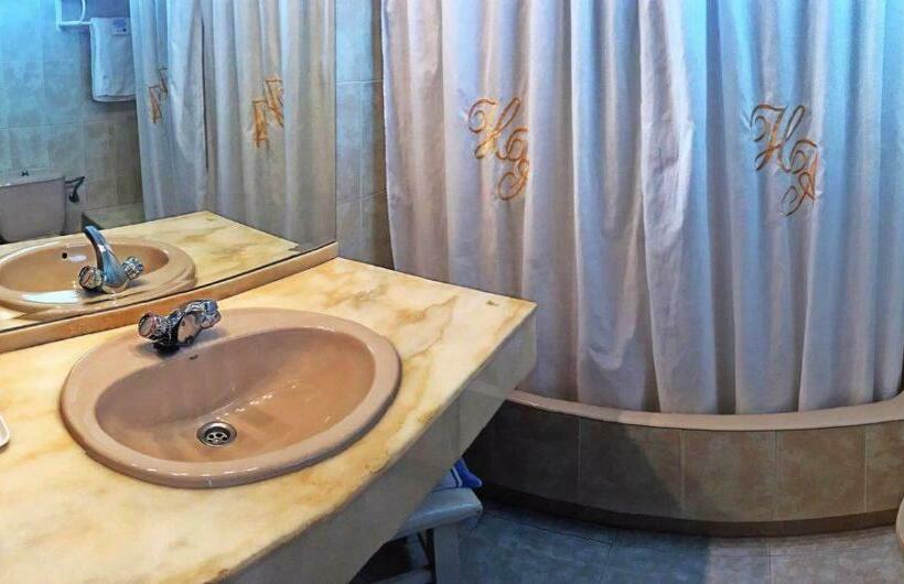 اتاق یک تخته با چشمانداز باغ, El Ancla