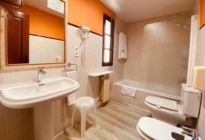 Quarto Estandar com Sacada, El Tejo De Comillas