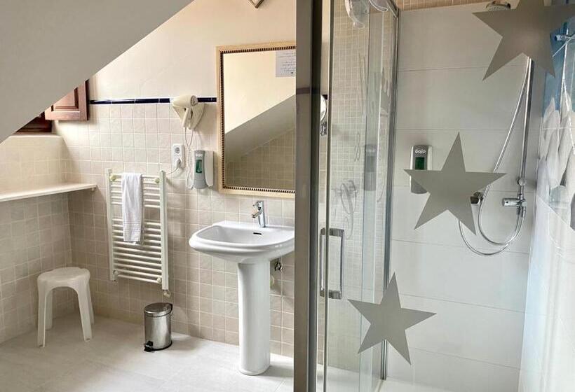 غرفة إقتصادية, El Tejo De Comillas