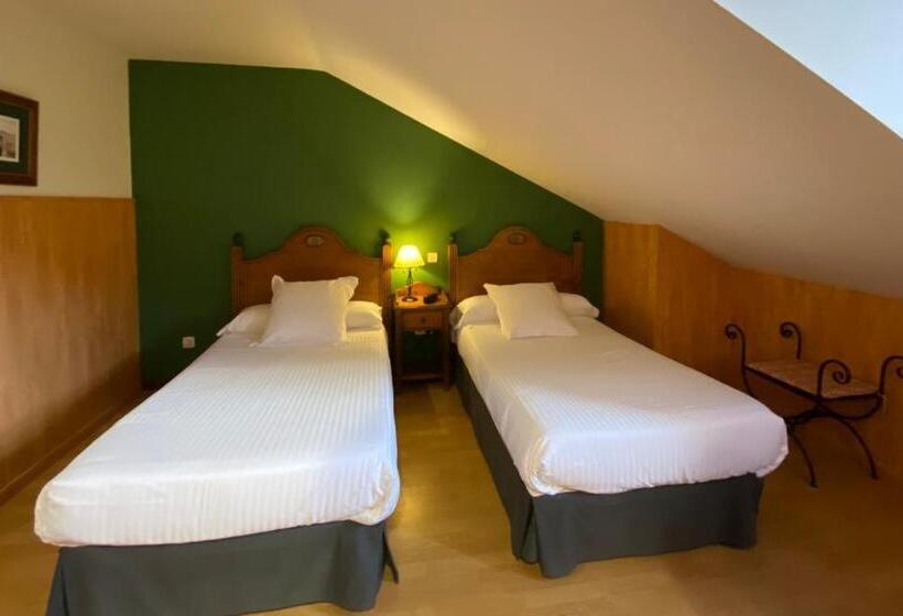 غرفة إقتصادية, El Tejo De Comillas