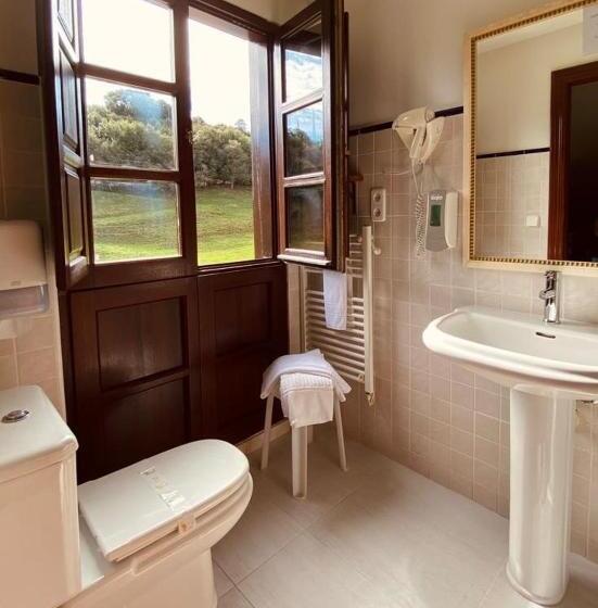 غرفة قياسية ثلاثية, El Tejo De Comillas