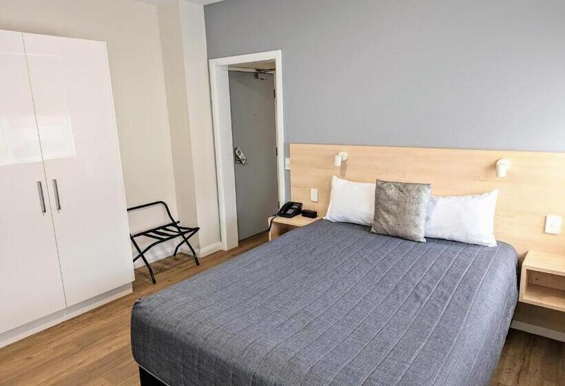 스탠다드 스튜디오, Mayfair Plaza Motel And Apartments