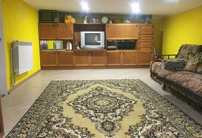 تختخواب در اتاق مشترک, хостел мансардная комната с невысоким потолком до 170 см