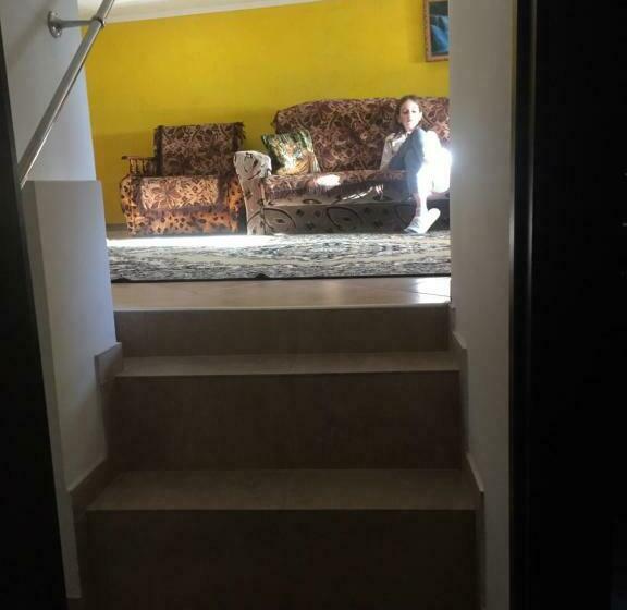 تختخواب در اتاق مشترک, хостел мансардная комната с невысоким потолком до 170 см