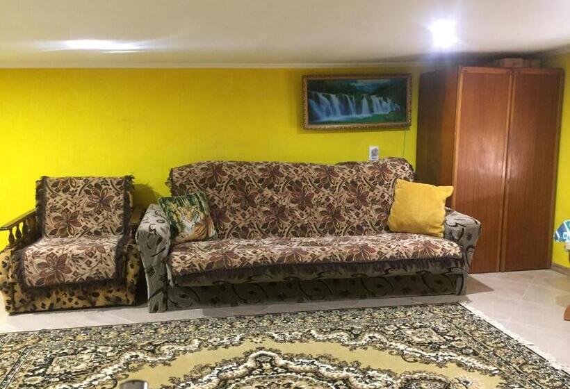 تختخواب در اتاق مشترک, хостел мансардная комната с невысоким потолком до 170 см