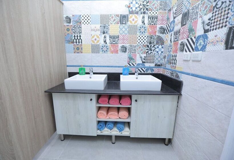 تختخواب در اتاق مشترک, Cairo Hub