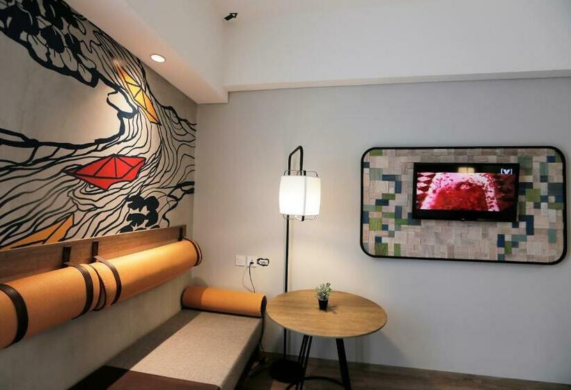 Номер Deluxe, Luminor Hotel Purwokerto By Wh