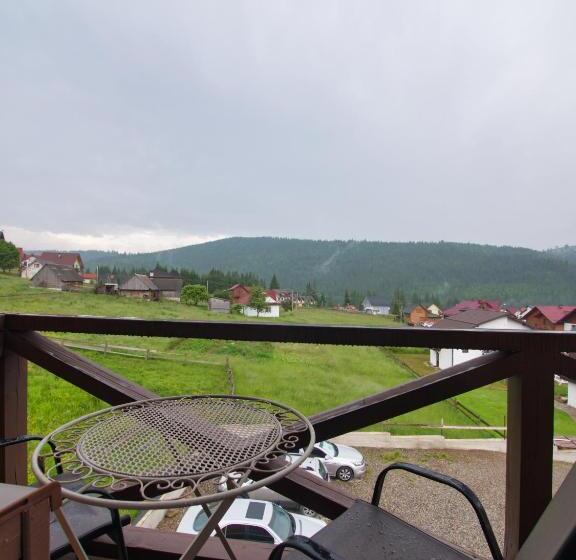 سوییت با چشم‌انداز کوه, Nicole