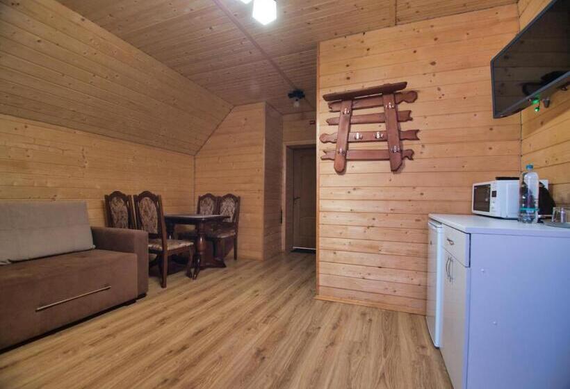 سوییت با چشم‌انداز کوه, Nicole