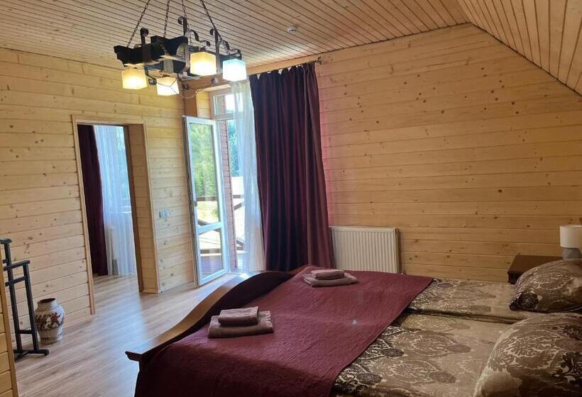 سوییت با چشم‌انداز کوه, Nicole