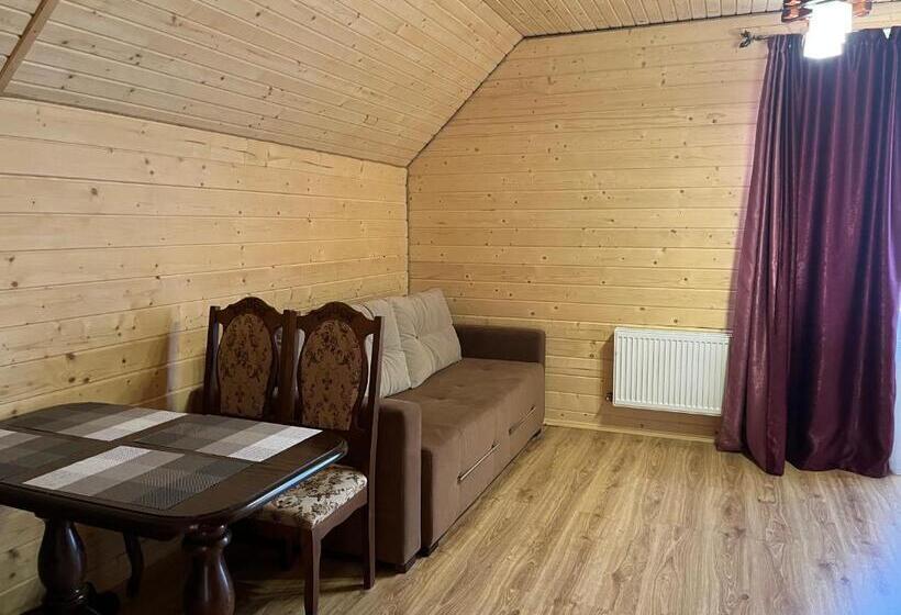 سوییت با چشم‌انداز کوه, Nicole