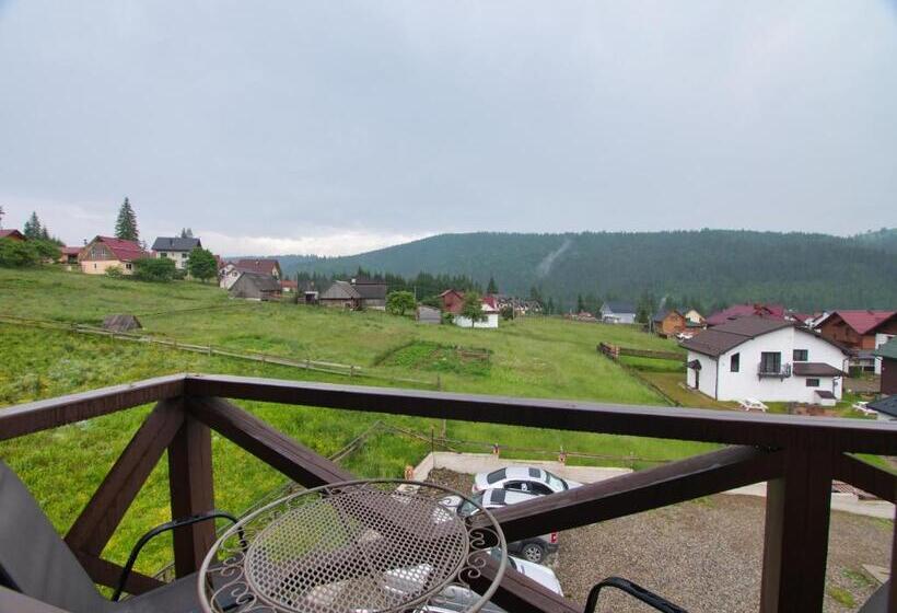 سوییت با چشم‌انداز کوه, Nicole