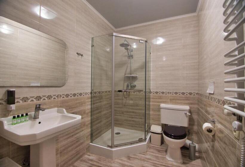 سوییت با چشم‌انداز کوه, Nicole