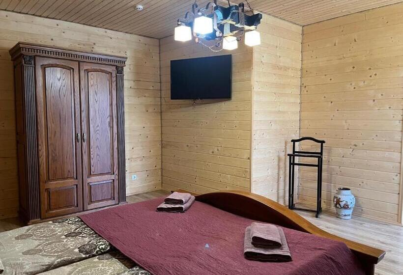 سوییت با چشم‌انداز کوه, Nicole