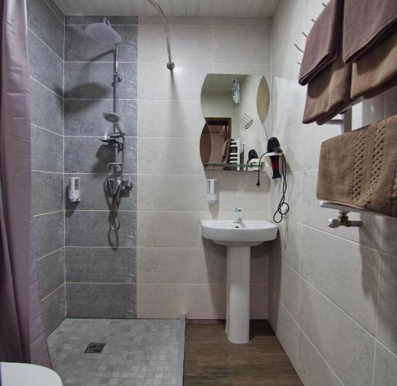 سوییت دوبلکس, Nicole