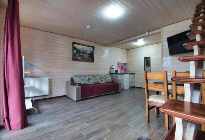 سوییت دوبلکس, Nicole