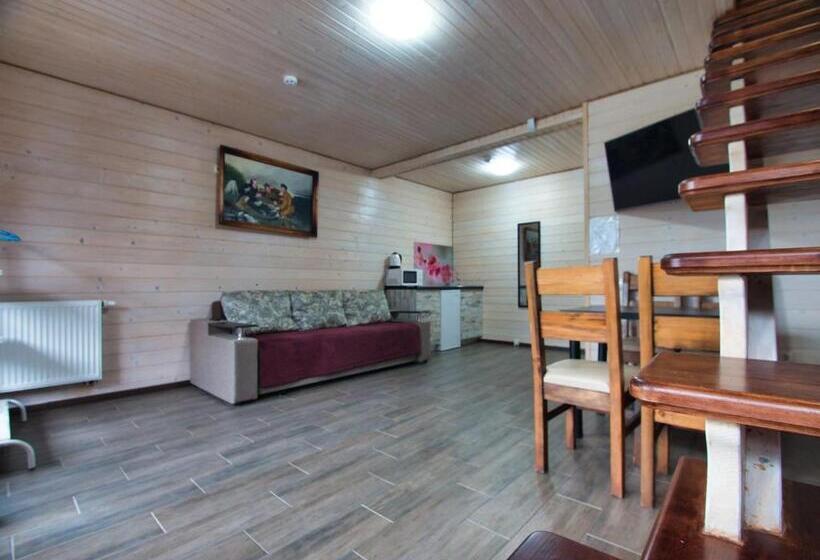 سوییت دوبلکس, Nicole