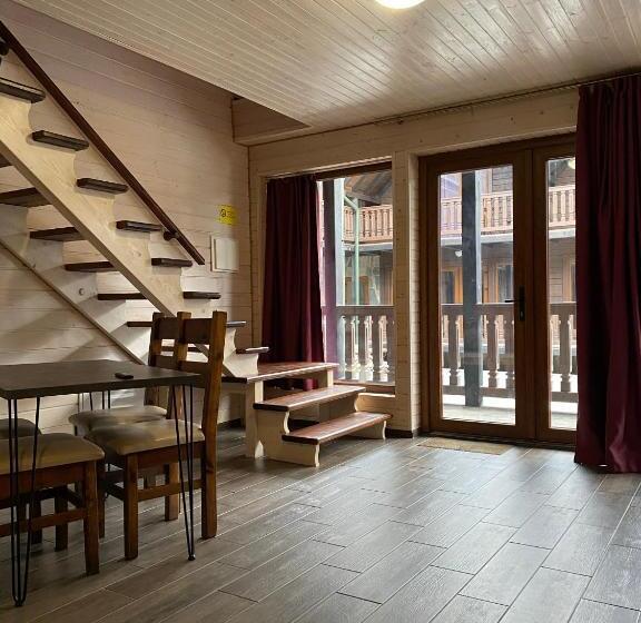 سوییت دوبلکس, Nicole