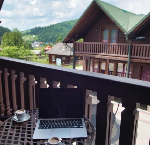 سوییت دوبلکس, Nicole