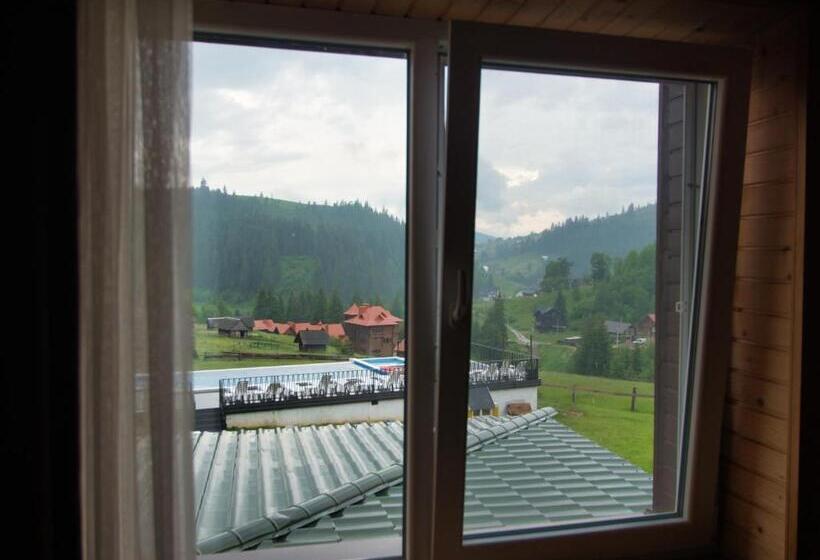 اتاق استاندارد, Nicole