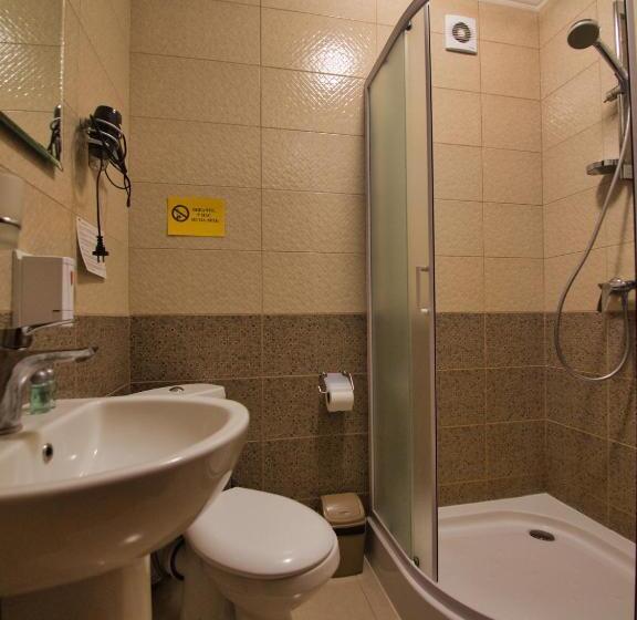 اتاق استاندارد, Nicole