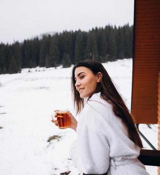 سوییت با چشم‌انداز کوه, Nicole