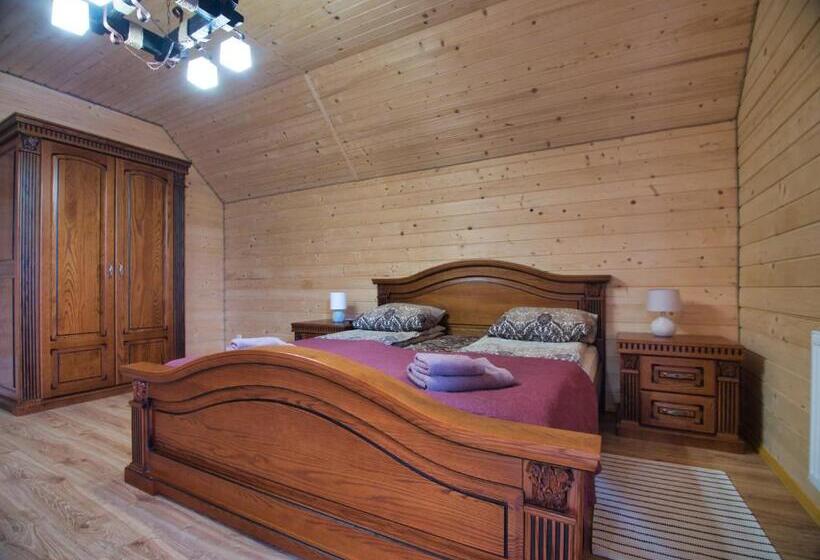 سوییت با چشم‌انداز کوه, Nicole