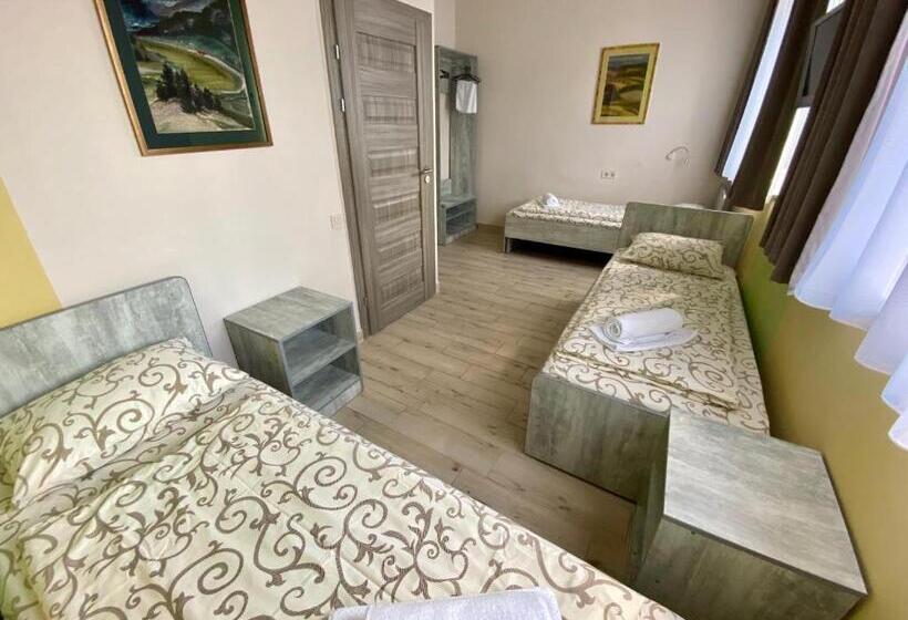 اتاق استاندارد سه نفره, Art хостел готель адреналін