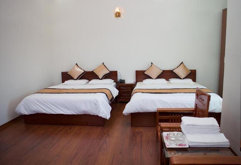 اتاق خانوادگی با چشمانداز کوه, Nguyên Phước