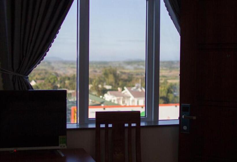 اتاق خانوادگی با چشمانداز کوه, Nguyên Phước