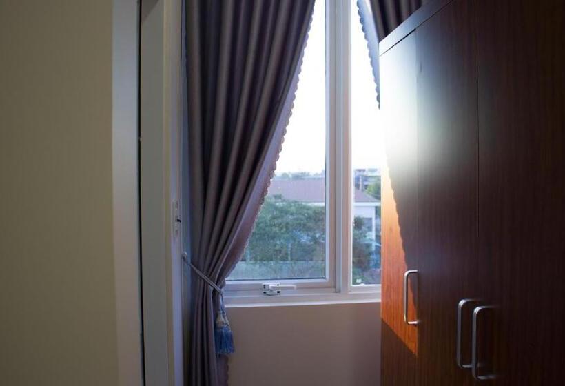 اتاق خانوادگی با چشمانداز کوه, Nguyên Phước