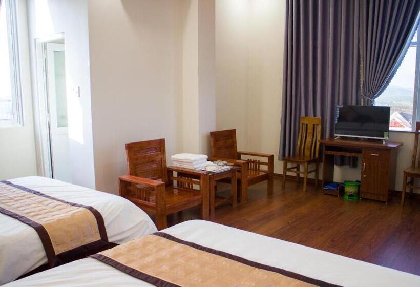 اتاق خانوادگی با چشمانداز کوه, Nguyên Phước