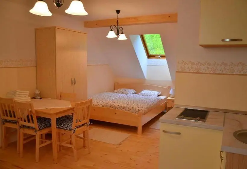 اتاق خانوادگی, Farmhouse štiftar