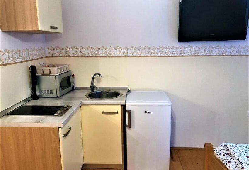 اتاق خانوادگی, Farmhouse štiftar