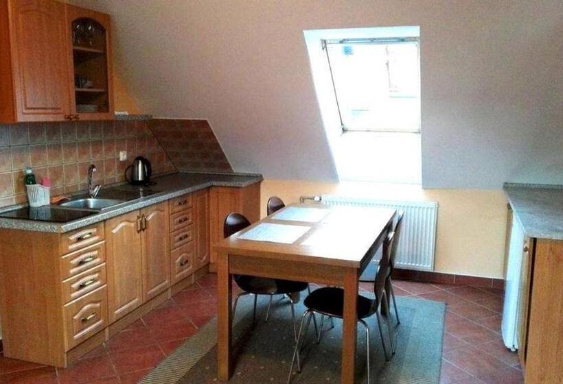 家庭工作室, Flora