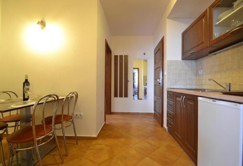 家庭工作室, Flora