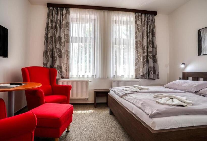 带双人床的标准工作室, Flora