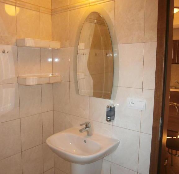 家庭工作室, Flora