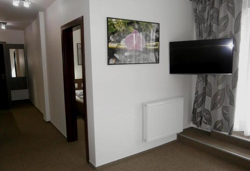 带1个卧室的带阳台的公寓, Flora