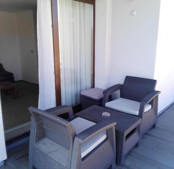 带1个卧室的带阳台的公寓, Flora