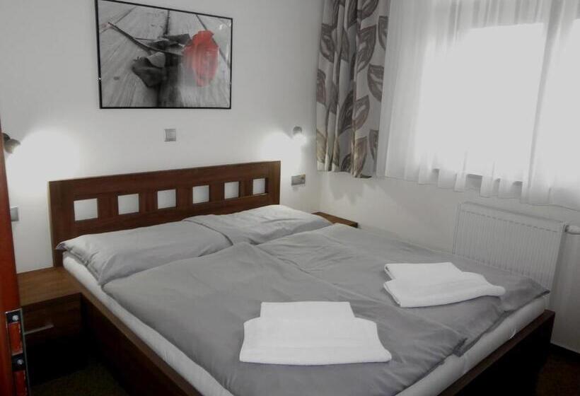 带1个卧室的带阳台的公寓, Flora